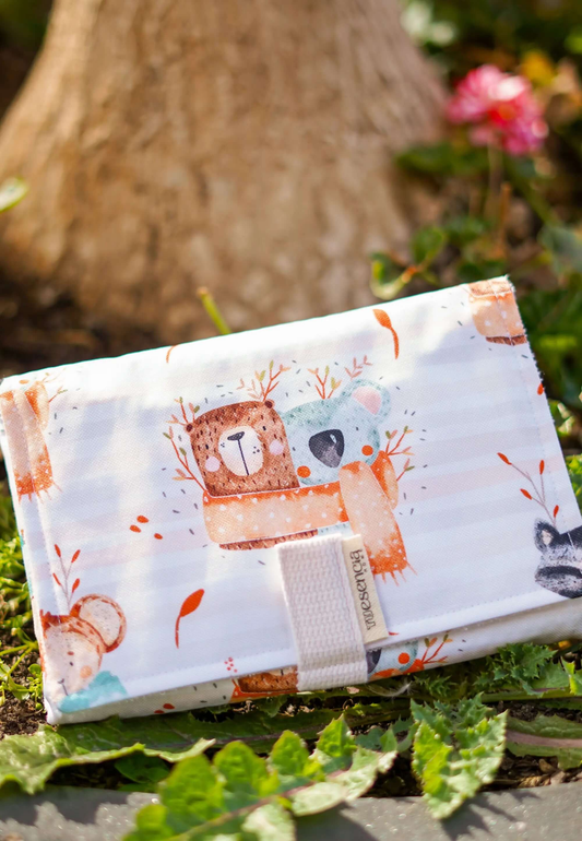 cambiador plegable para salir de paseo con el bebé con estampado de animalitos