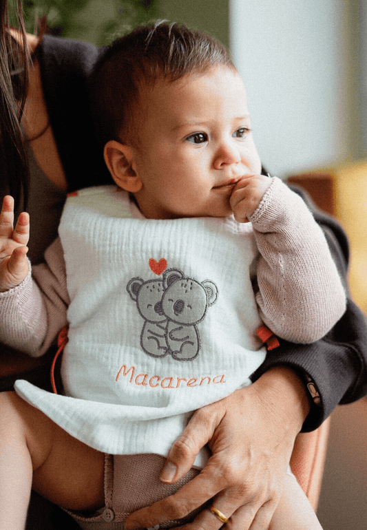 Babero personalizado con nombre y koalas en gris y color salmón impermeable