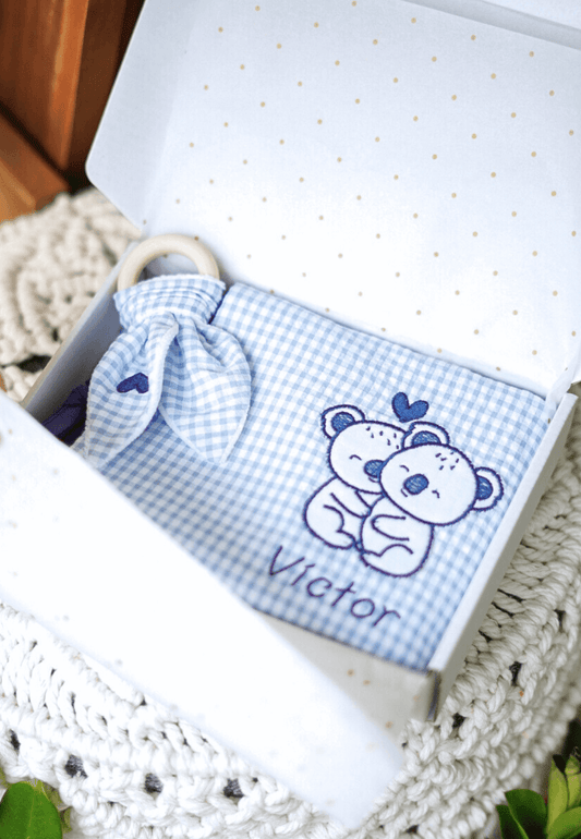 caja regalo recién nacido personalizado para niño con nombre bordado koalas sobre tela vichy azul