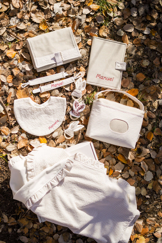conjunto de paseo y regalos canastilla para un bebe recien nacido over the moon 